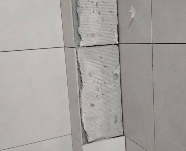 长兴瓷砖空鼓维修公司分享下瓷砖施工前基层浇水润湿程度不足，可能导致以下问题