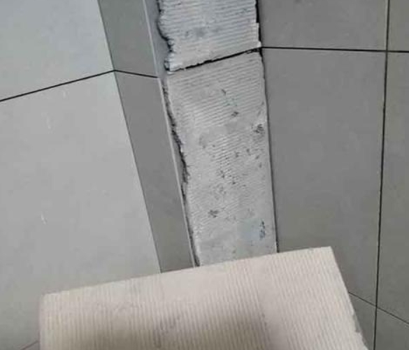 长兴瓷砖空鼓维修公司分享下厨房瓷砖脱落的补救措施。